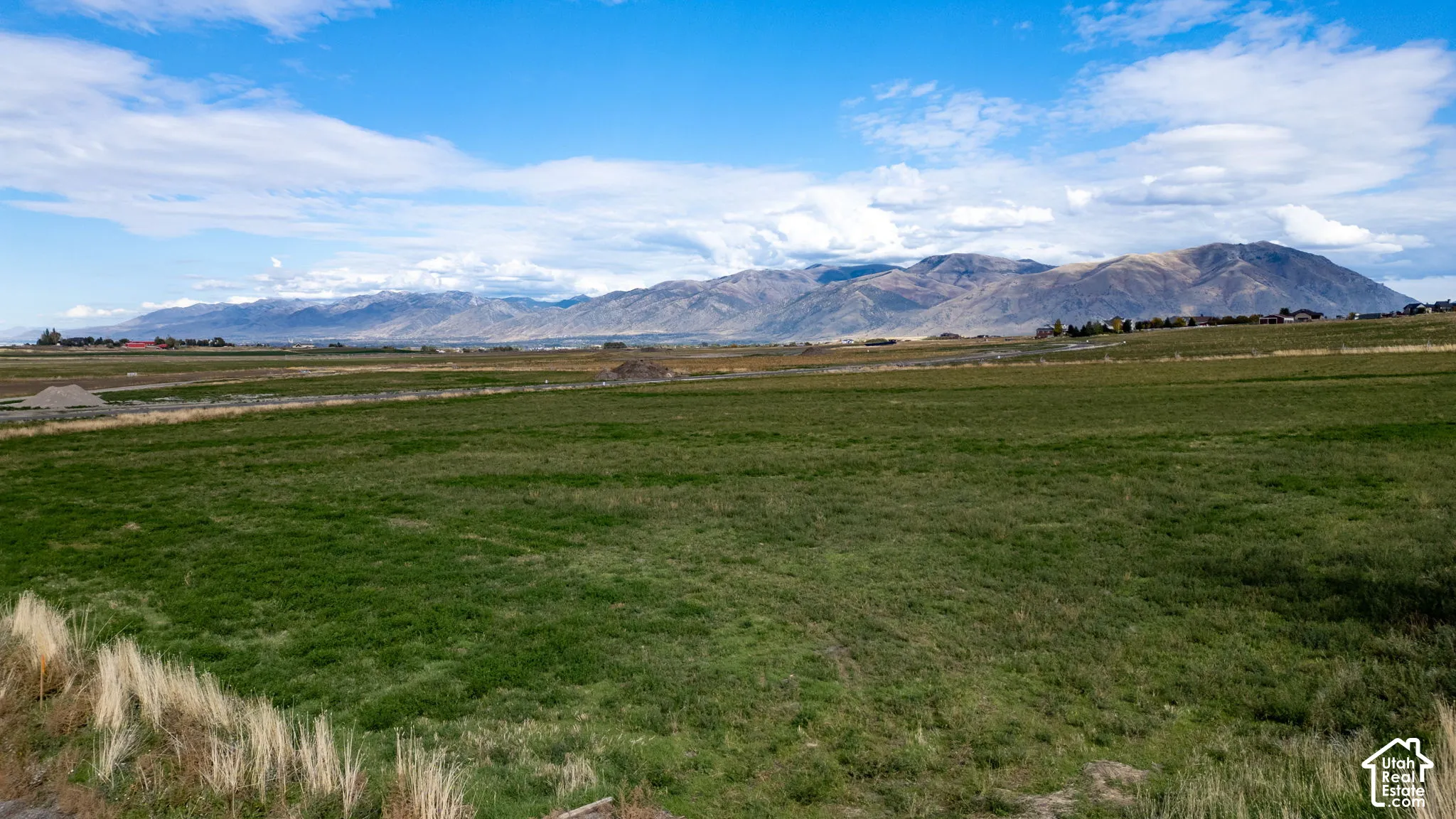 Expansive parcel of open acreage featuring natural grass terrain and prominent mountain backdrops