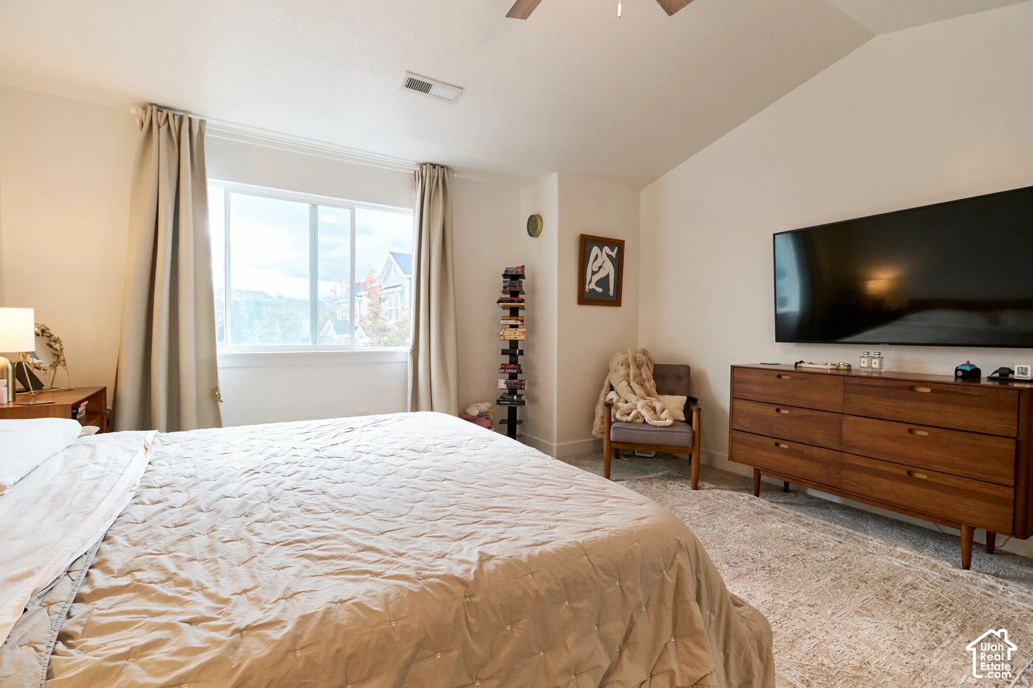 Vaulted ceiling with integrated ceiling fan and large horizontal window