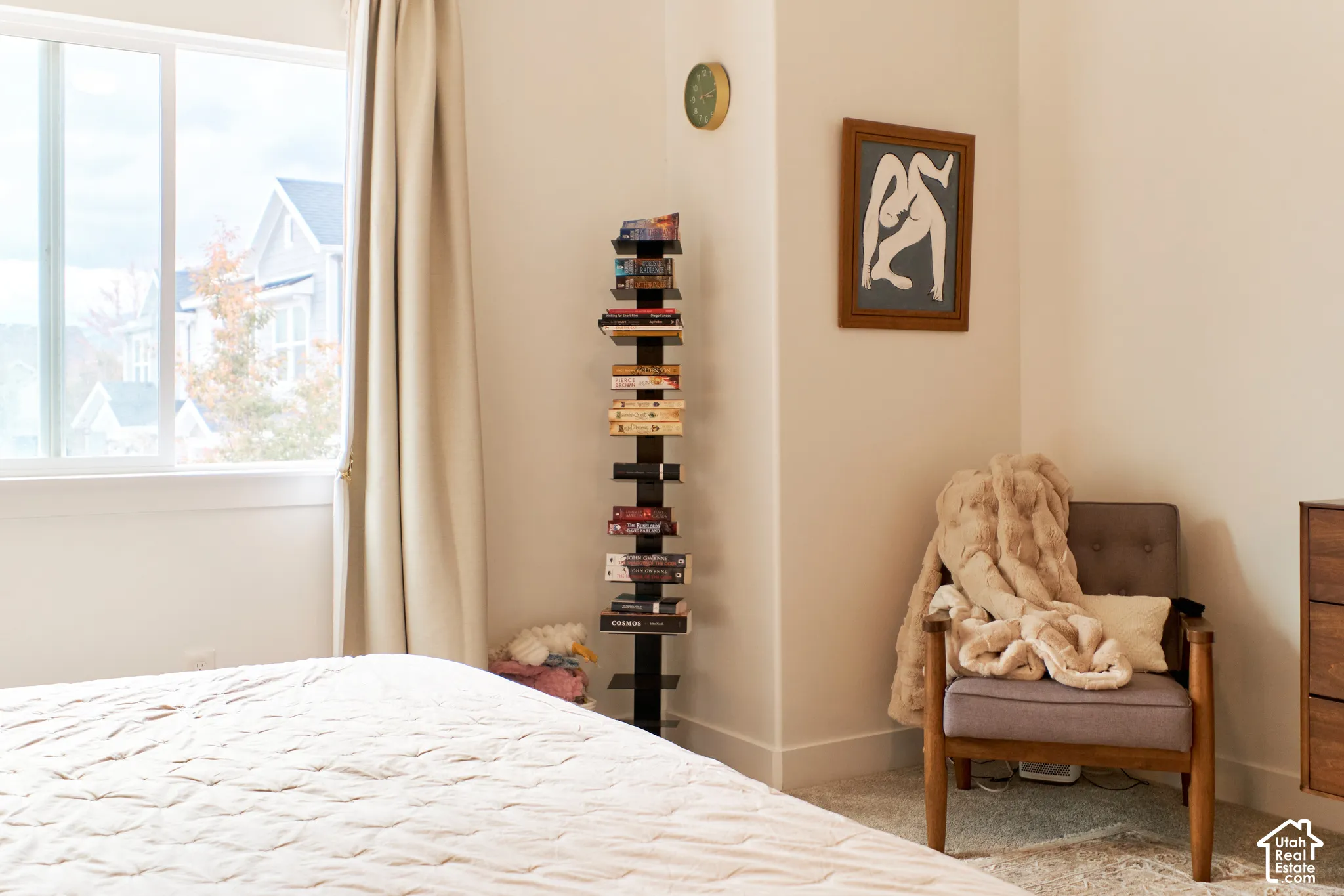 Large sliding window with neutral-toned wall paint and carpeted flooring