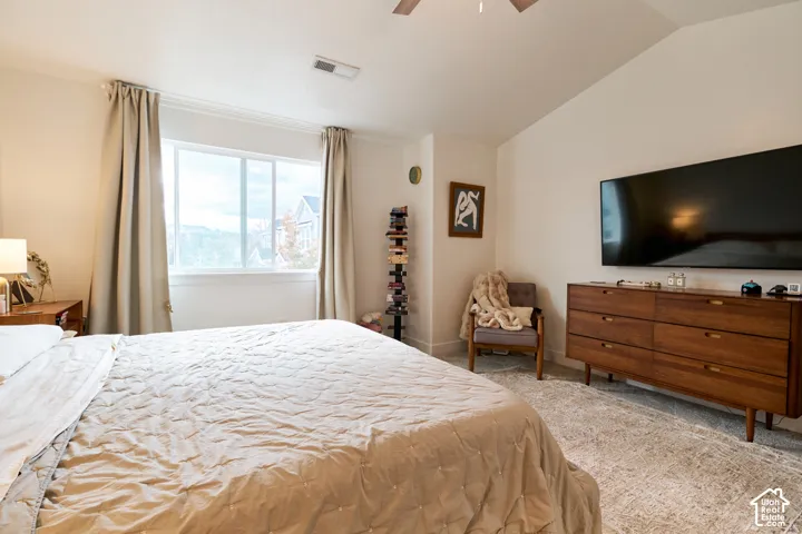 Vaulted ceiling with integrated ceiling fan and large horizontal window