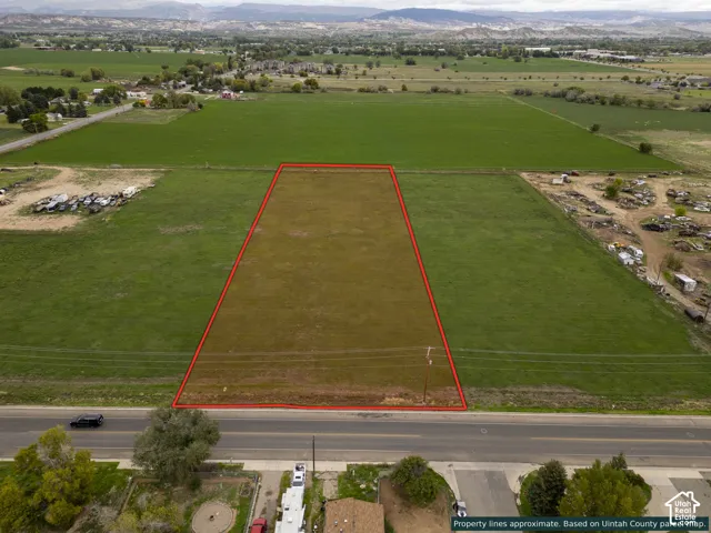 Expansive parcel of level land featuring direct road frontage and mountain backdrop