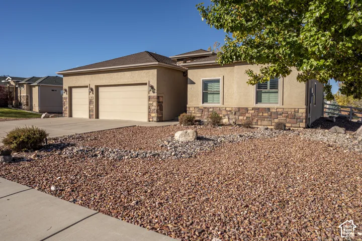 Single-story exterior featuring a stone and stucco fa