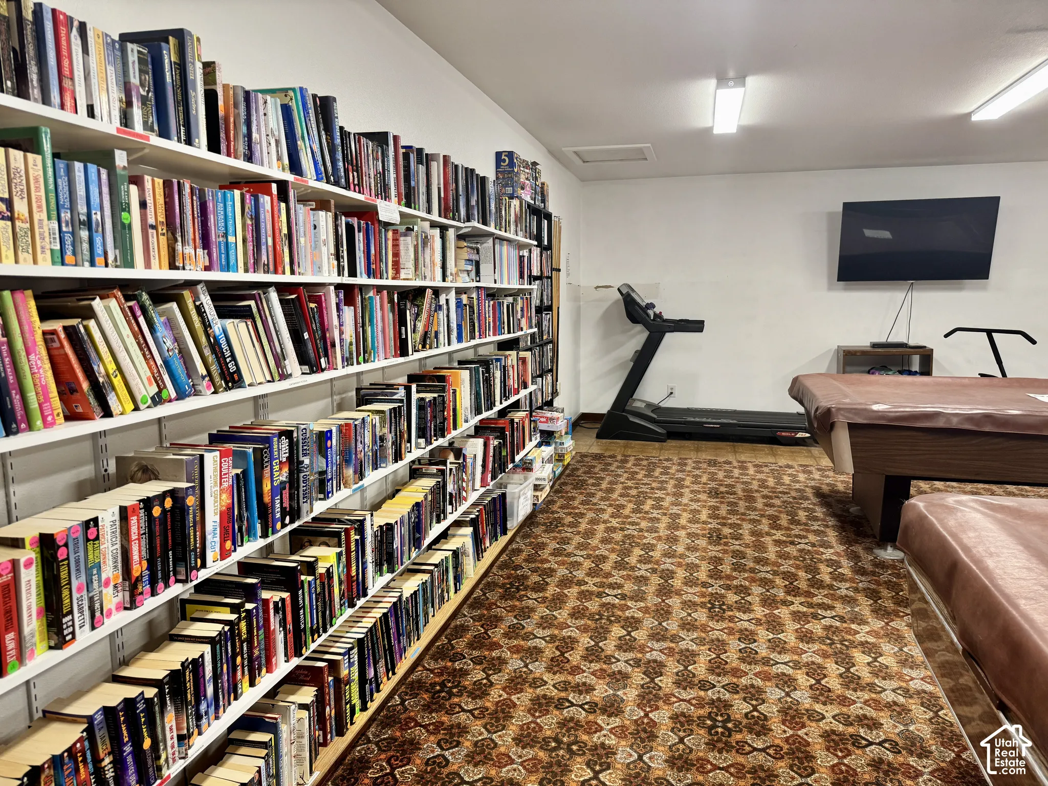 Extensive wall-to-wall adjustable shelving unit and patterned carpeting