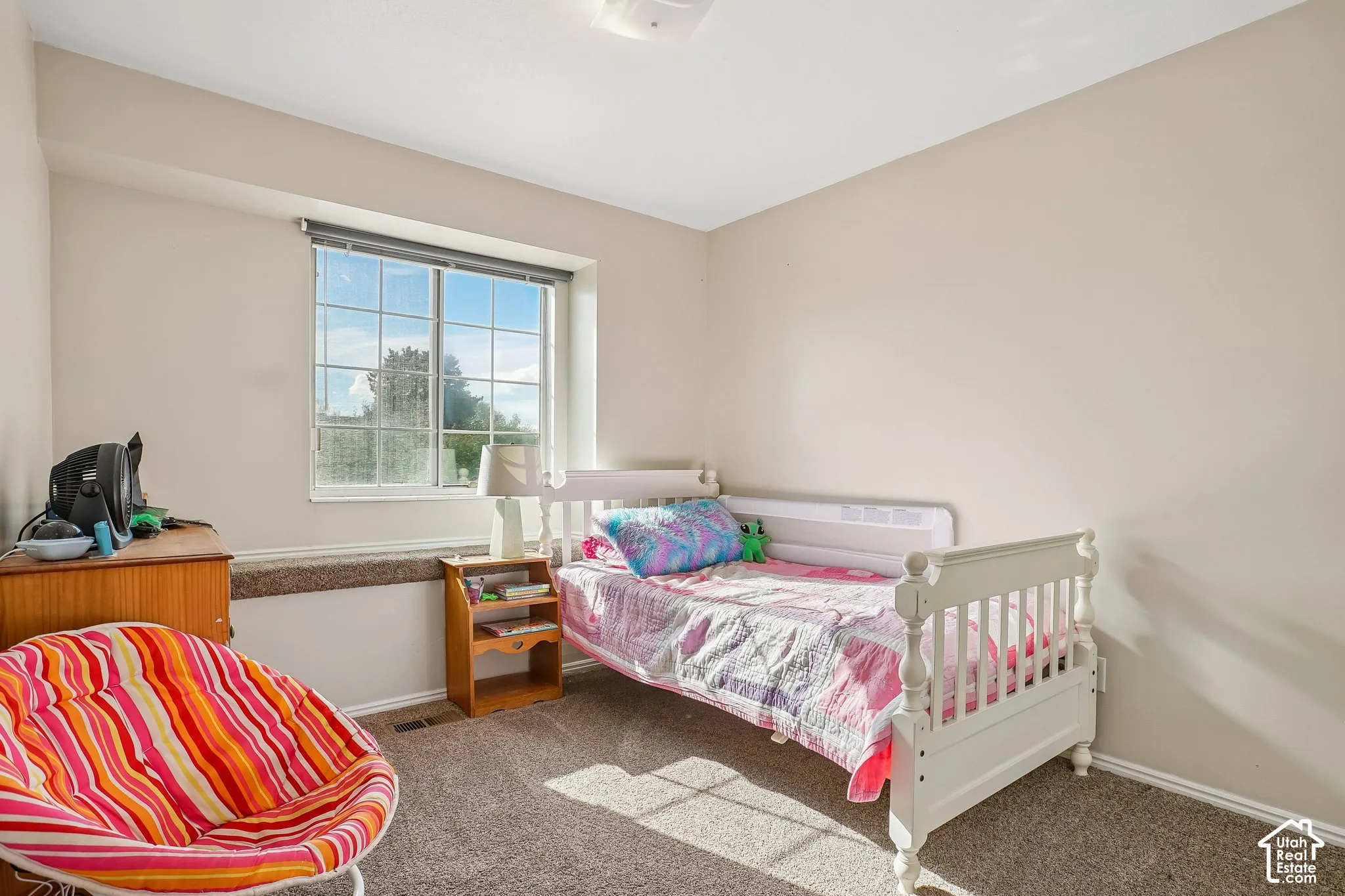 Neutral wall tones, wall-to-wall carpeting, and a recessed window seat featuring a horizontal sill