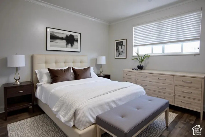 Neutral-toned wall paint, wood-finish flooring, and horizontal window blinds