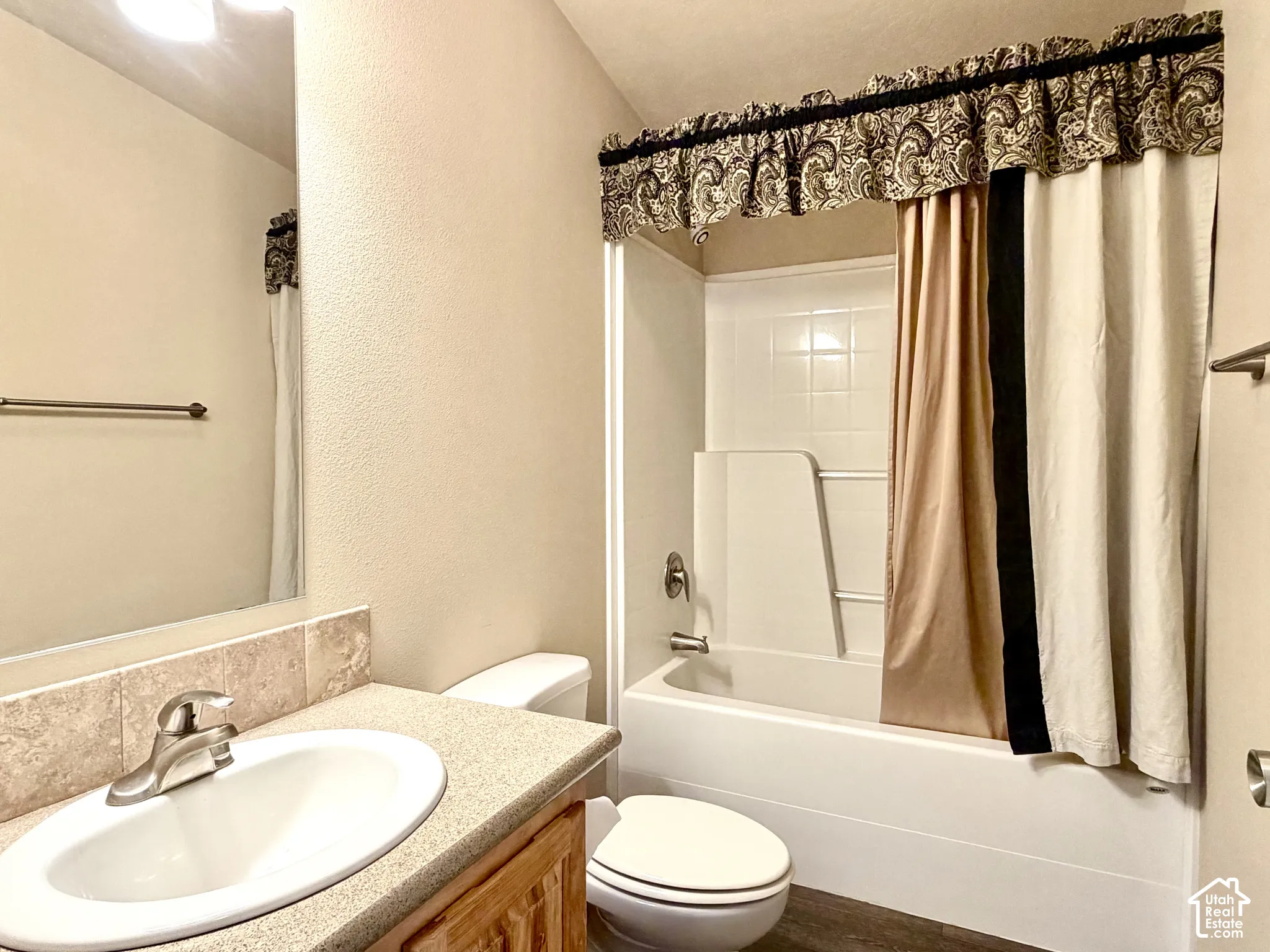 Hallway Full Bathroom