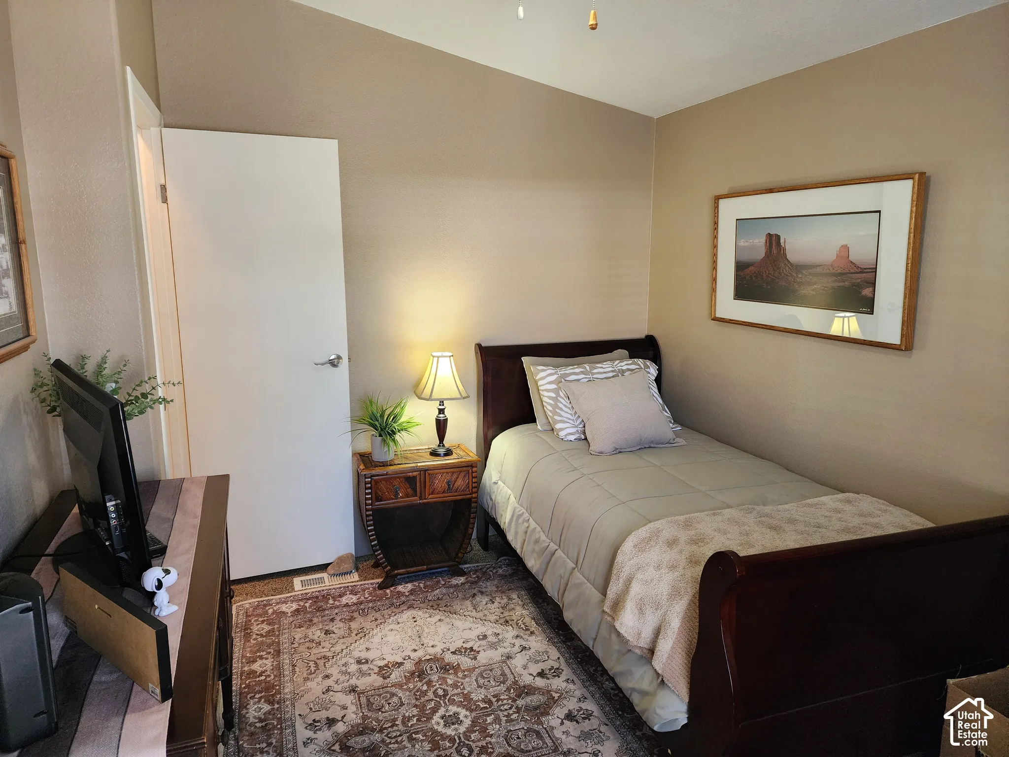 Room featuring vaulted ceiling and neutral-toned walls