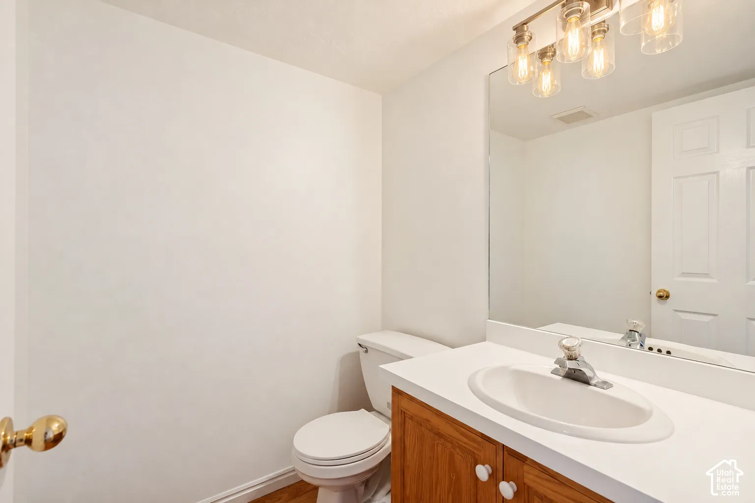 Main level 1/2 bath