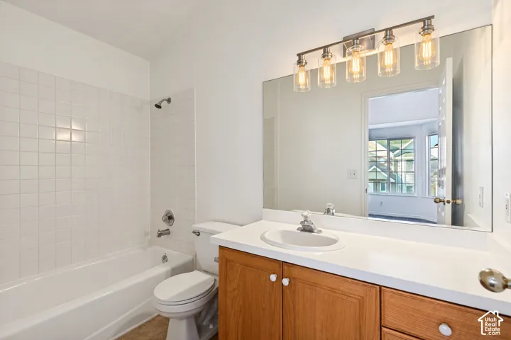 2nd level primary bathroom(east)