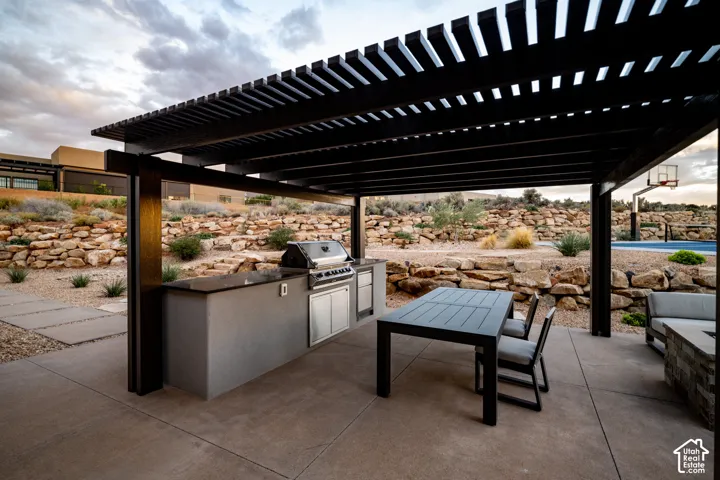 Outdoor kitchen under the pergola