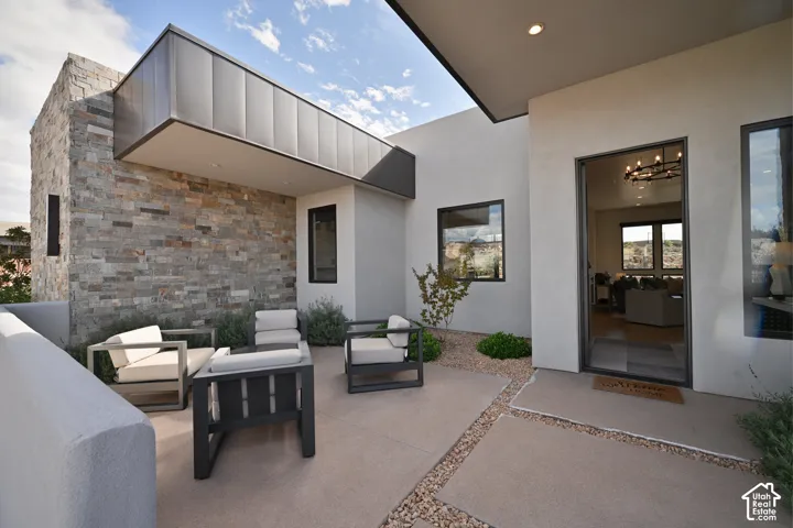 Private front courtyard off the entry