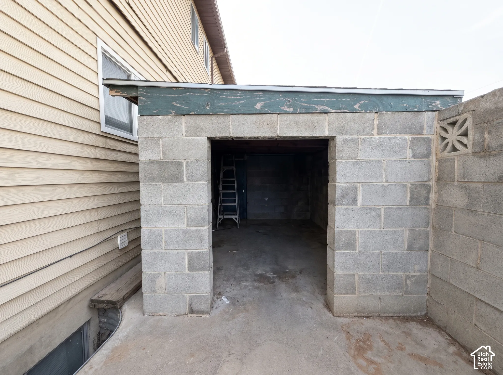 Concrete block exterior structure with flat roof and decorative concrete screen block detail