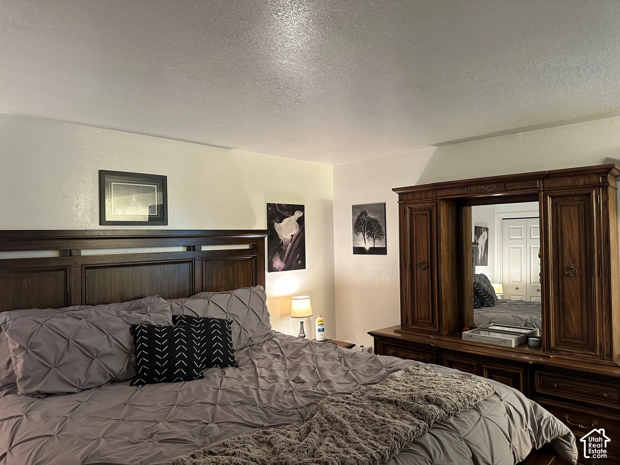 Textured ceiling finish and double-panel closet doors