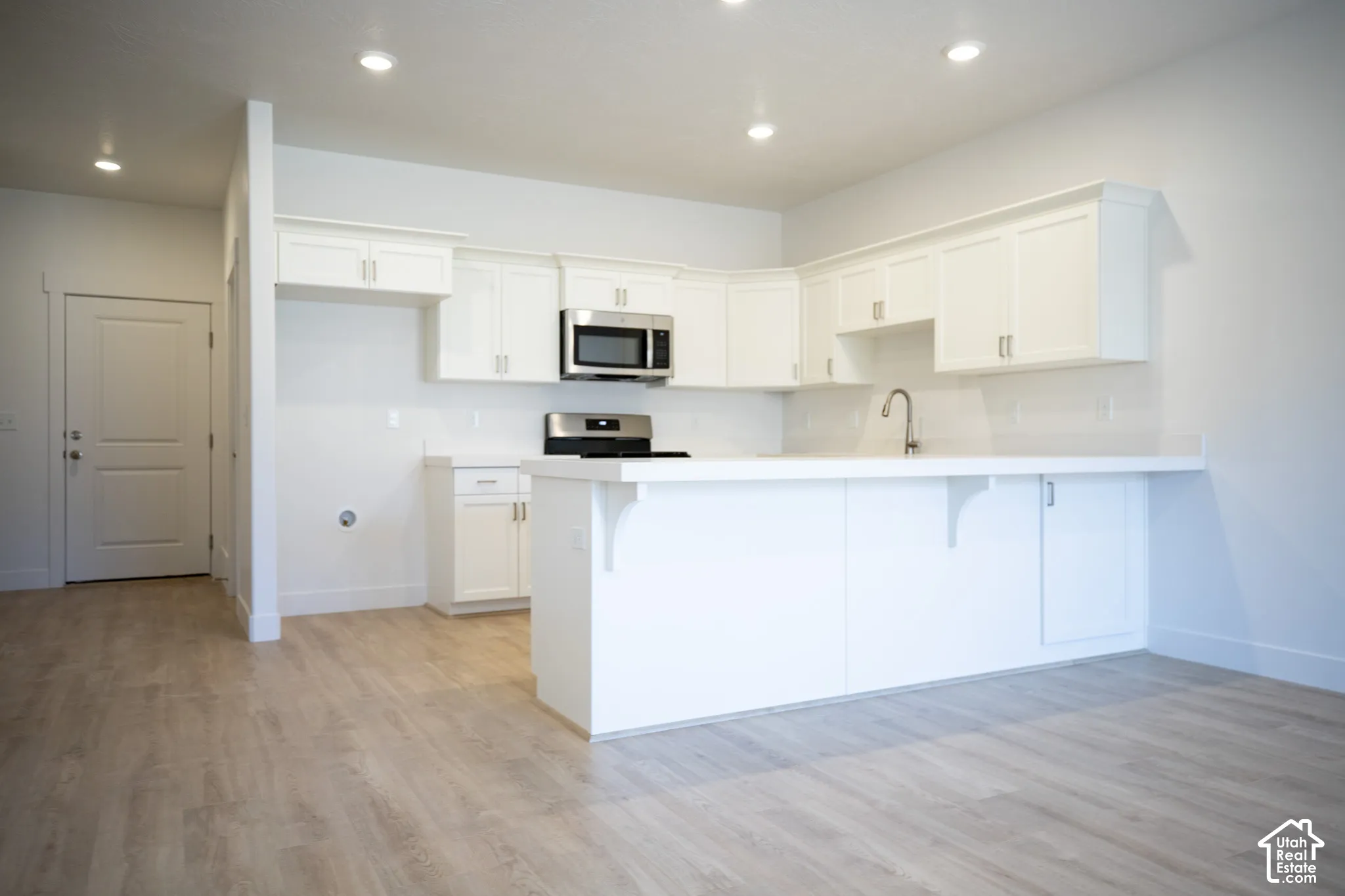 Kitchen with large peninsula
