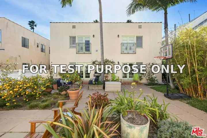 Communal Courtyard - 827 12th