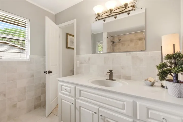Guest Bath 1