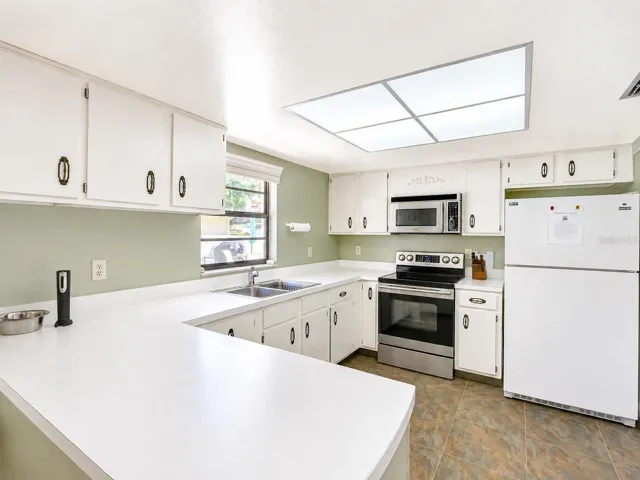 Clubhouse: Full Kitchen