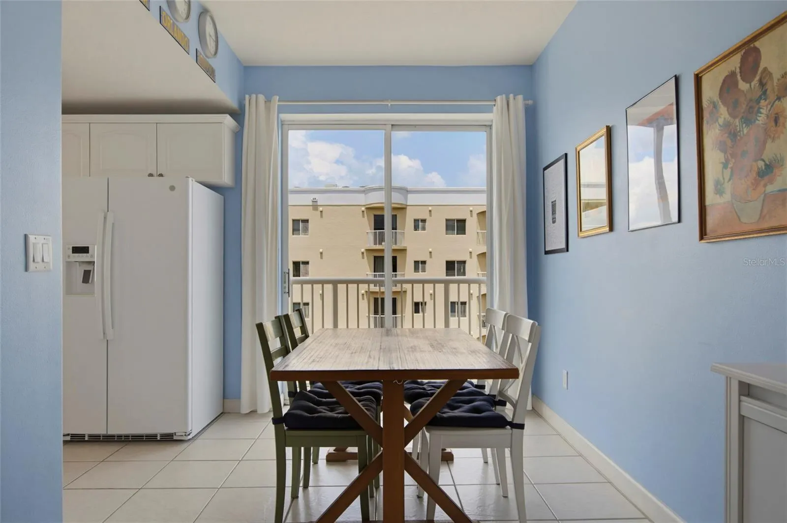 Breakfast Nook with Side Balcony