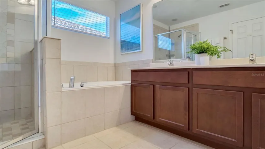 430 Las Fuentes Dr, Kissimmee, FL 34746