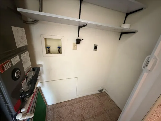 laundry closet w/ w & d hook up