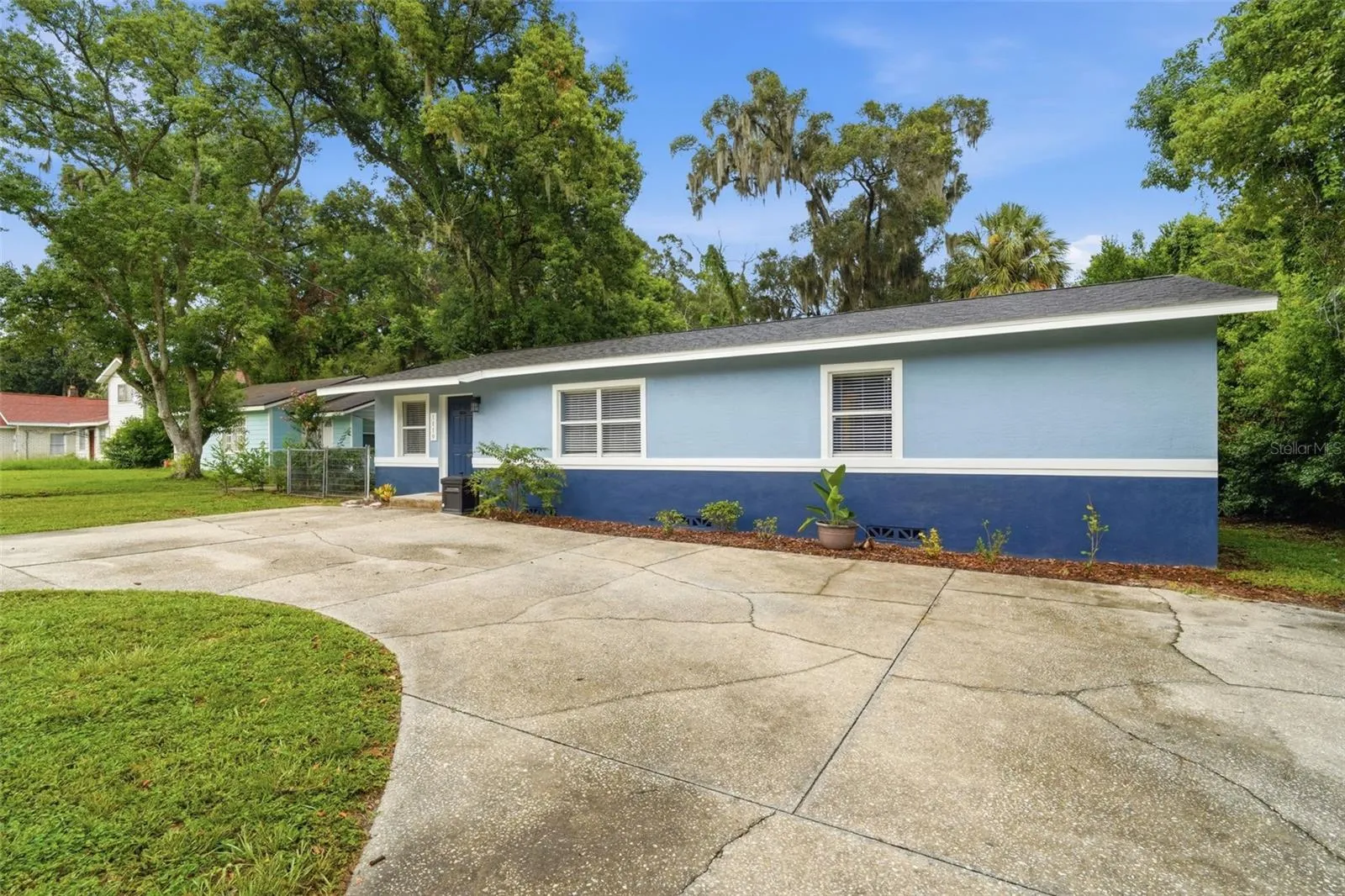 CIRCLE DRIVEWAY