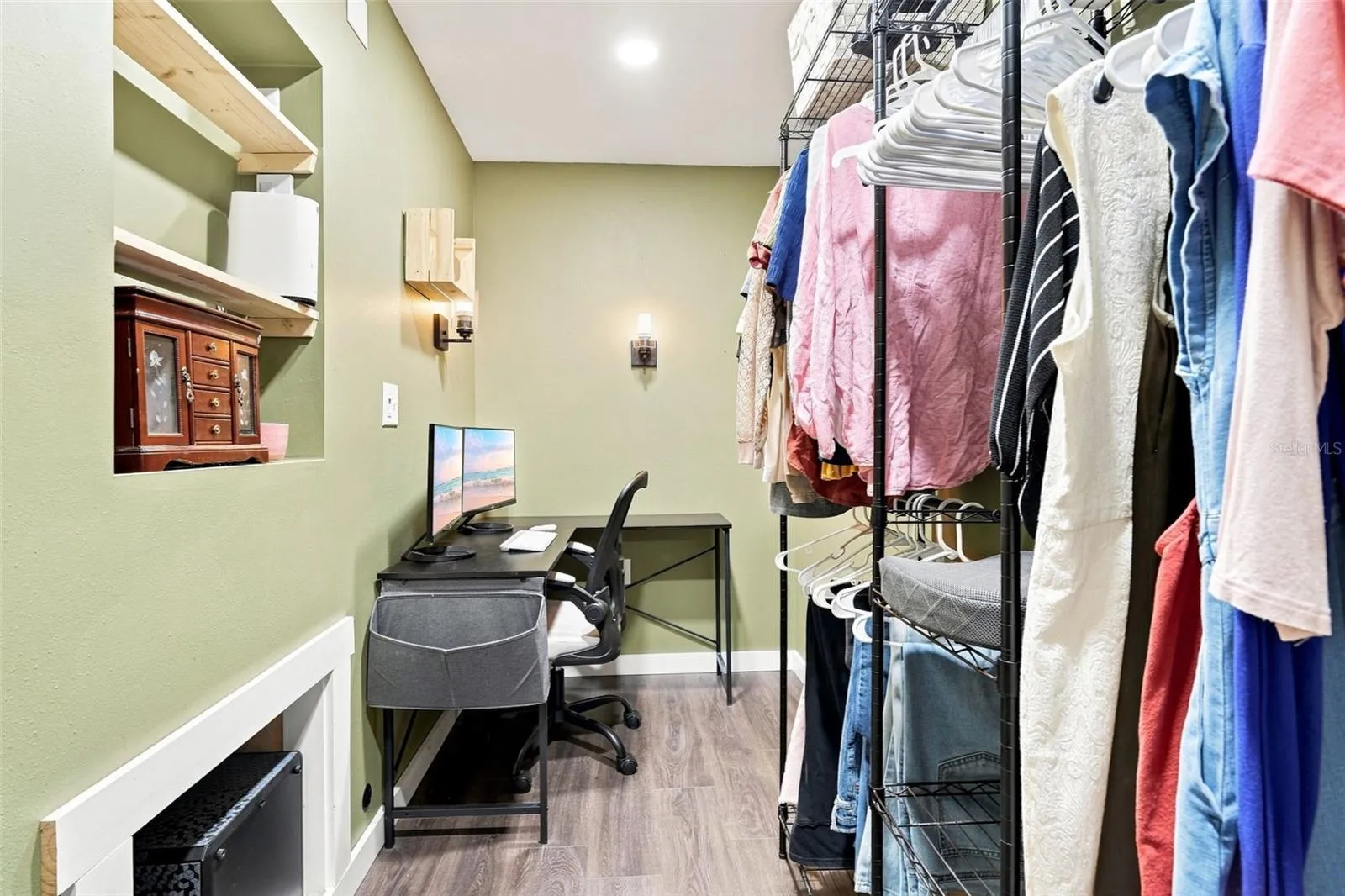 WALK-IN CLOSET