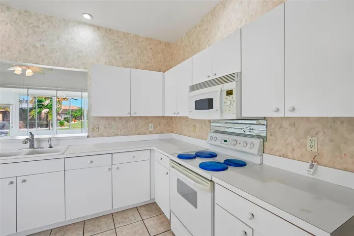 1104 Villeroy Dr, Sun City Center, FL 33573