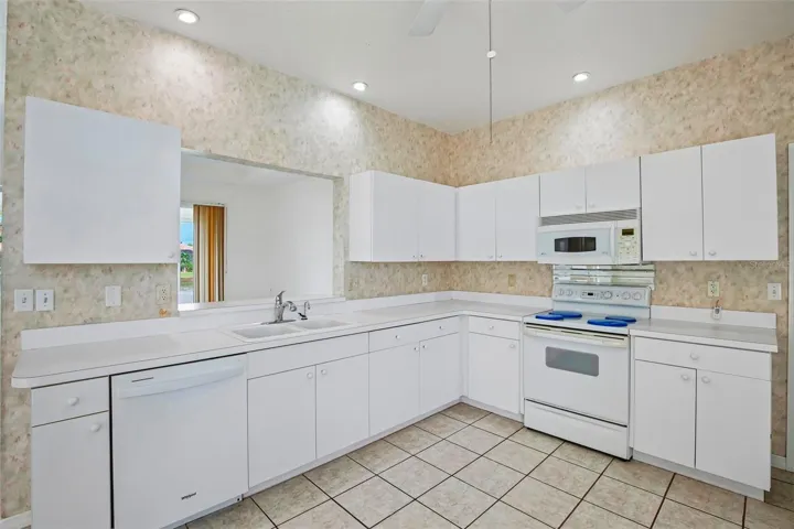 1104 Villeroy Dr, Sun City Center, FL 33573