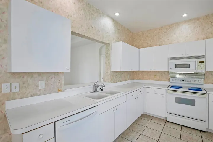 1104 Villeroy Dr, Sun City Center, FL 33573