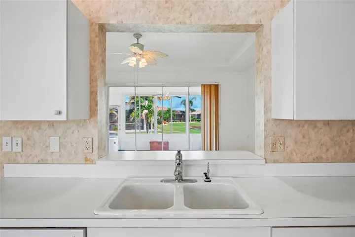 1104 Villeroy Dr, Sun City Center, FL 33573