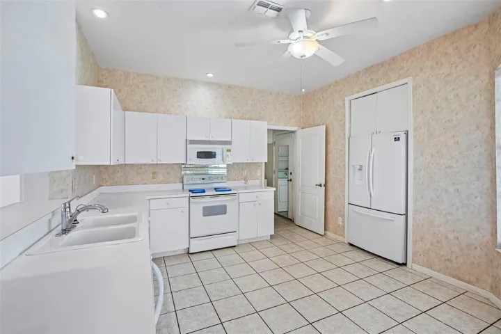 1104 Villeroy Dr, Sun City Center, FL 33573