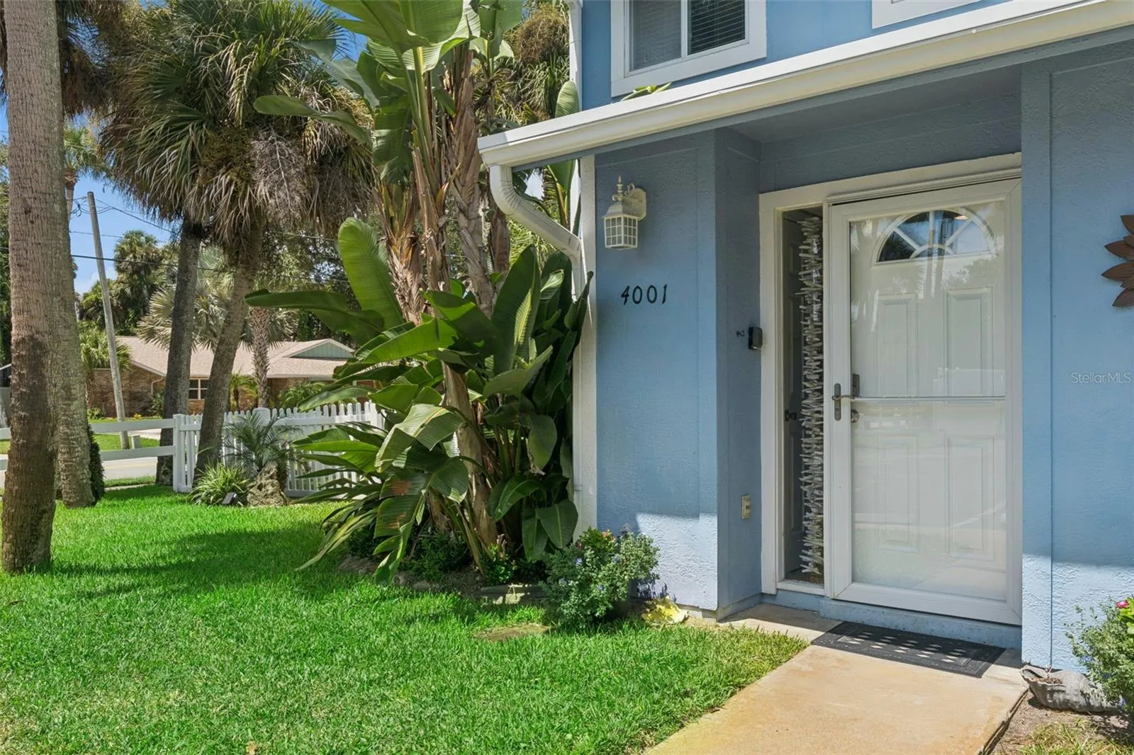 Oversized corner lot townhome!