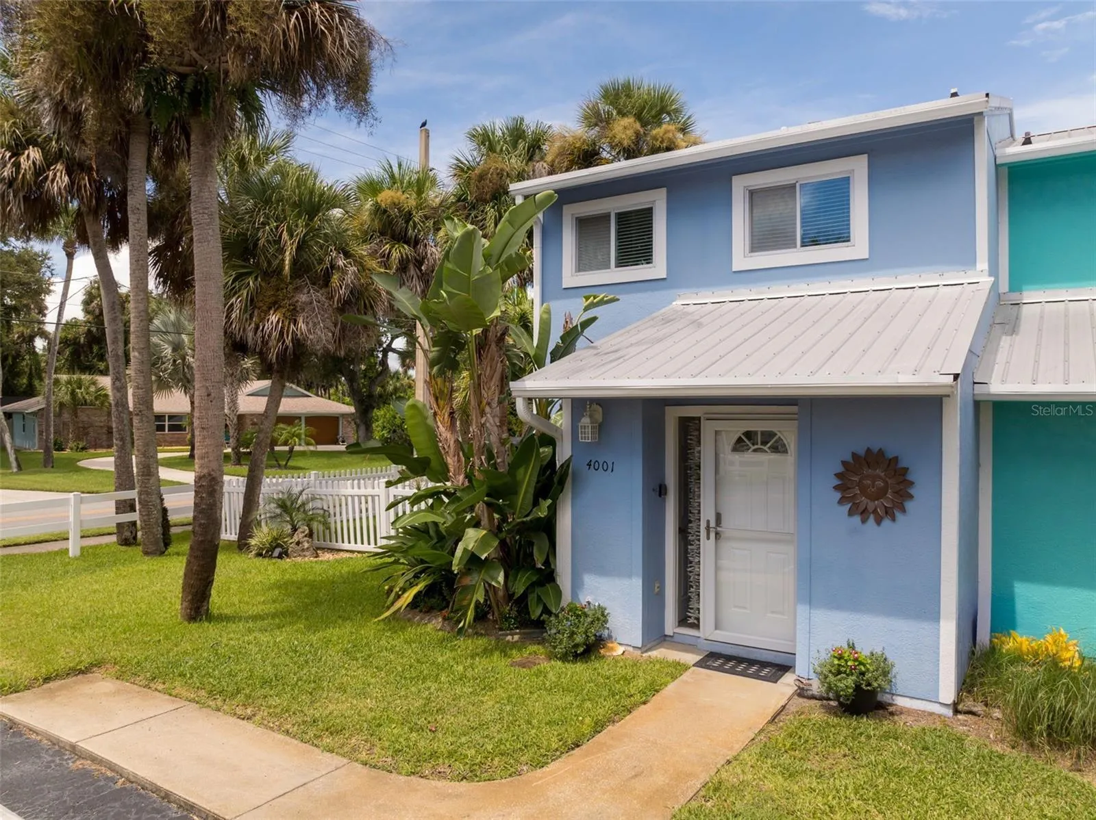 Oversized corner lot townhome!