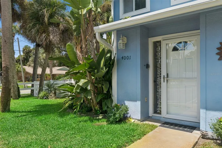 Oversized corner lot townhome!