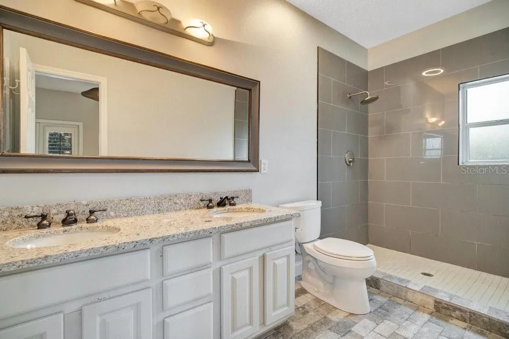 Primary en-suite bath.