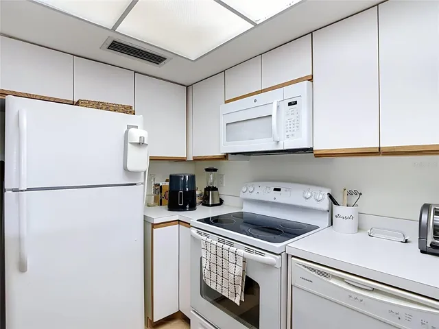5925 Trailwinds Dr #925, Fort Myers, FL 33907