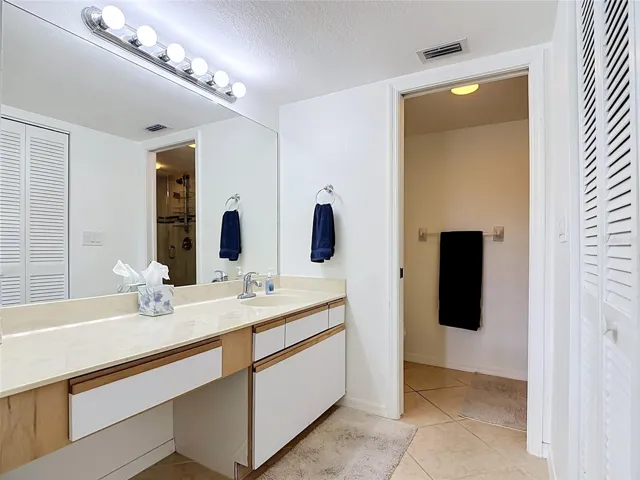 5925 Trailwinds Dr #925, Fort Myers, FL 33907
