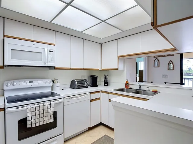 5925 Trailwinds Dr #925, Fort Myers, FL 33907