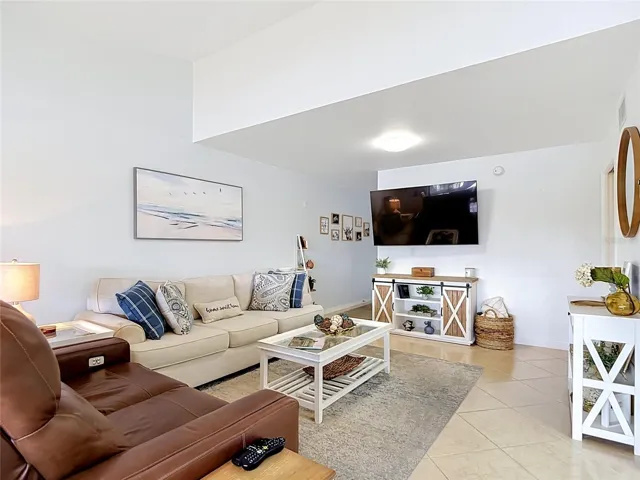 5925 Trailwinds Dr #925, Fort Myers, FL 33907