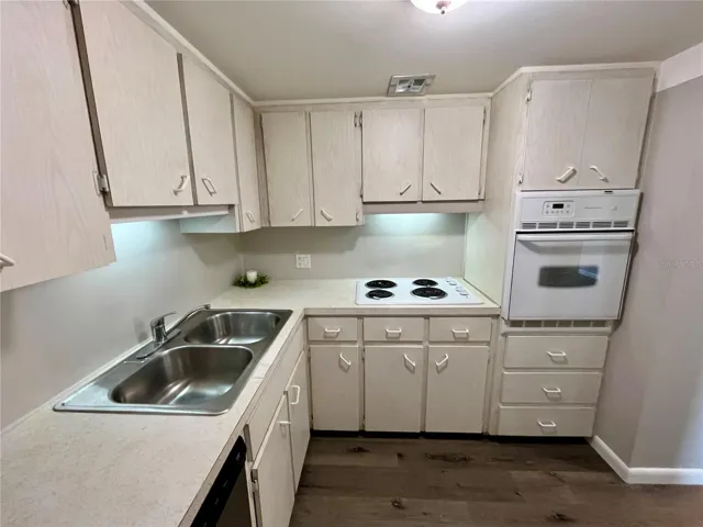 2000 World Parkway Blvd #7, Clearwater, FL 33763