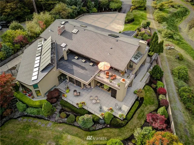 Majestic, stunning & modern- over 5000 sq ft home ...so much to FALL IN LOVE with! Whether your choice is golf course, skiing in the mountains, taking the Sounder Train north it's all only MINUTES from this home.