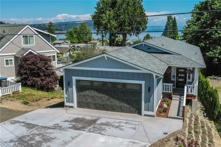 Ready to move in and start living the good life in Manchester. 10 minutes to the Southworth Ferry, 5 minute walk to waterfront park, restaurants and more. Or just stay home and enjoy the great views.