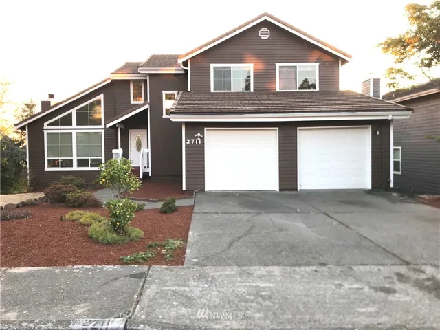 Custom, freshly updated 4,510 square feet home sitting on a large lot. Lifetime tile roof.
