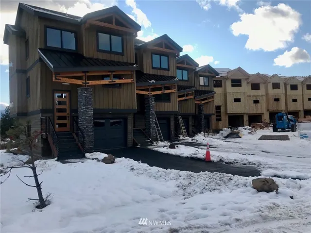 Check out the architecture of these townhomes...this is a first of this style home in Suncadia. First 4-plex is getting close to the finish line! 12.15.19
