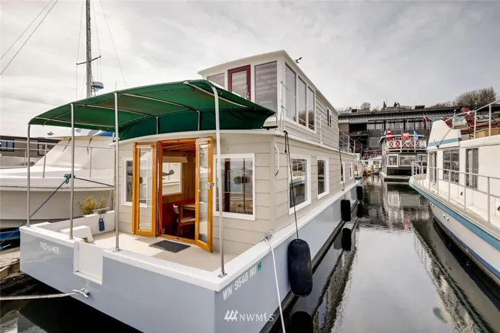 Welcome aboard Pied-a-Mer, a very special lake side holiday home where you can spend all your holidays, enjoy the fireworks and share with family and friends.