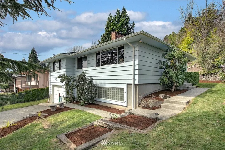 Excellent location!  Clean and ready for any new buyer(s).   Welcome...