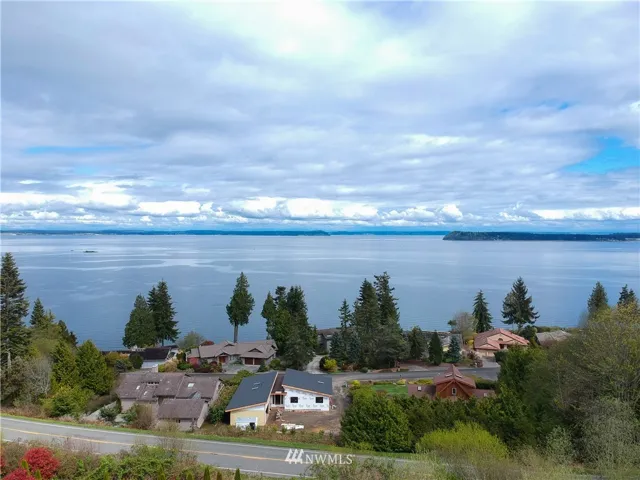 Incredible water views of Admiralty Inlet, the Puget Sound and the Hood Canal...even on a cloudy day.  On clear day, the Cascade Mountain range is visible too!!