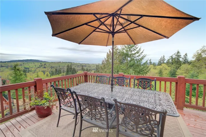 Entertainment deck features western views, great for sunny afternoons, sunsets and al fresco dining with family or friends. Summerhill patio set included in the sale.