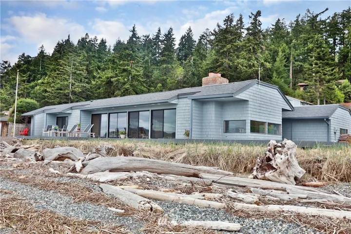 Premiere Whidbey Island Waterfront Residence on the shores of Saratoga Passage. Perfectly sited on No Bank beach front property with 120 feet of waterfront and pristine beach at your doorstep.