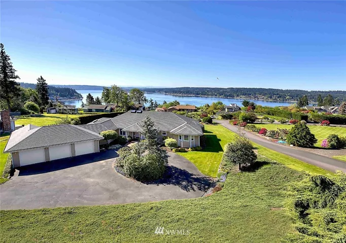 The Owner was a Custom Home Builder who found this 1.25-acre parcel in the lovely Mariners Bluff neighborhood and built in 1992.The circular drive is attractive and handy when guests arrive for a visit.